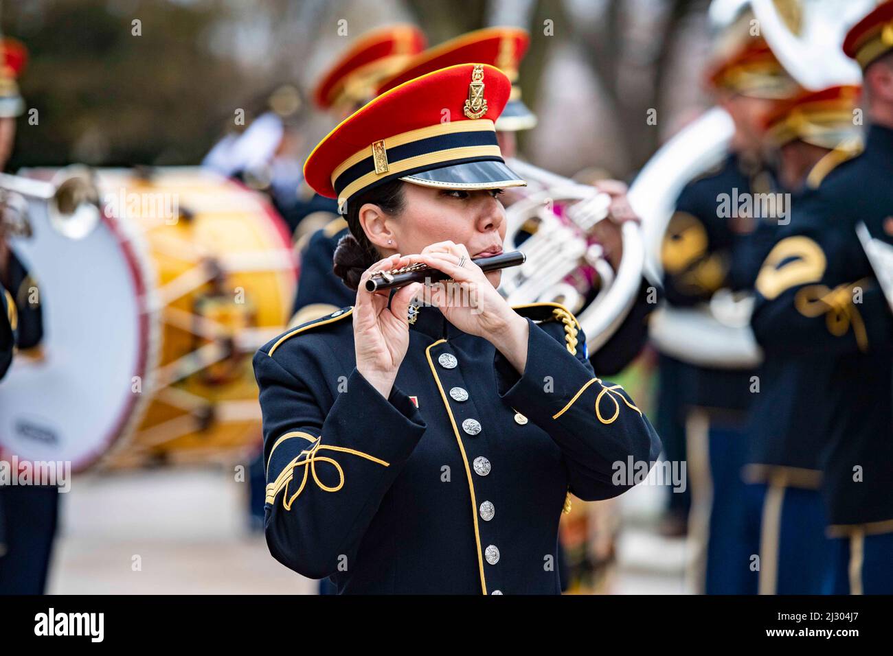 Arlington, Virginie, États-Unis. 25th mars 2022. Les membres de la bande de l'armée américaine, « Pershing's Own », soutiennent une cérémonie de dépôt de serment de l'armée à la tombe du soldat inconnu au cimetière national d'Arlington, Arlington, en Virginie, le 25 mars 2022. La couronne a été déposée par Medal of Honor Recipients U.S. Army 1st Lt. Brian Thacker et U.S. Marine corps Coll. (Ret.) Barney Barnum en l'honneur de la Journée de la Médaille d'honneur. Crédit: Armée américaine/ZUMA Press Wire Service/ZUMAPRESS.com/Alamy Live News Banque D'Images