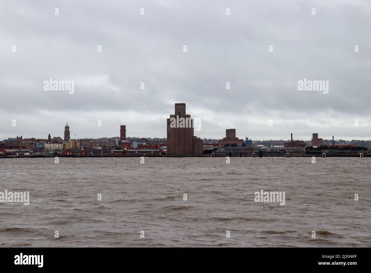 Vue sur la rivière Mersey en direction de Birkenhead, Wirral Banque D'Images