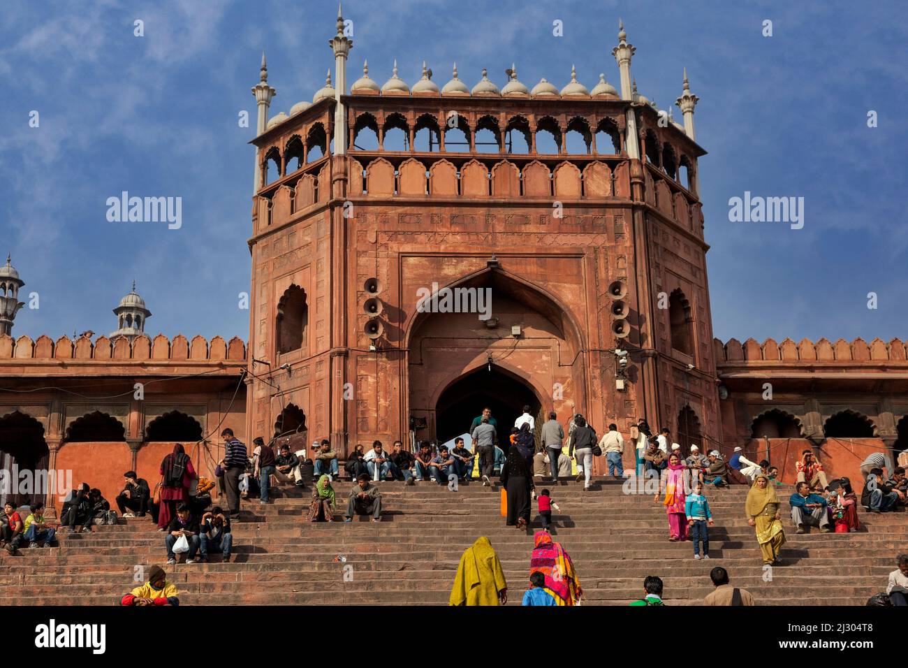 New Delhi, Inde. Entrée à la Jama Masjid (mosquée du vendredi), la plus grande mosquée de l'Inde, construite de 1644 à 1656. Banque D'Images