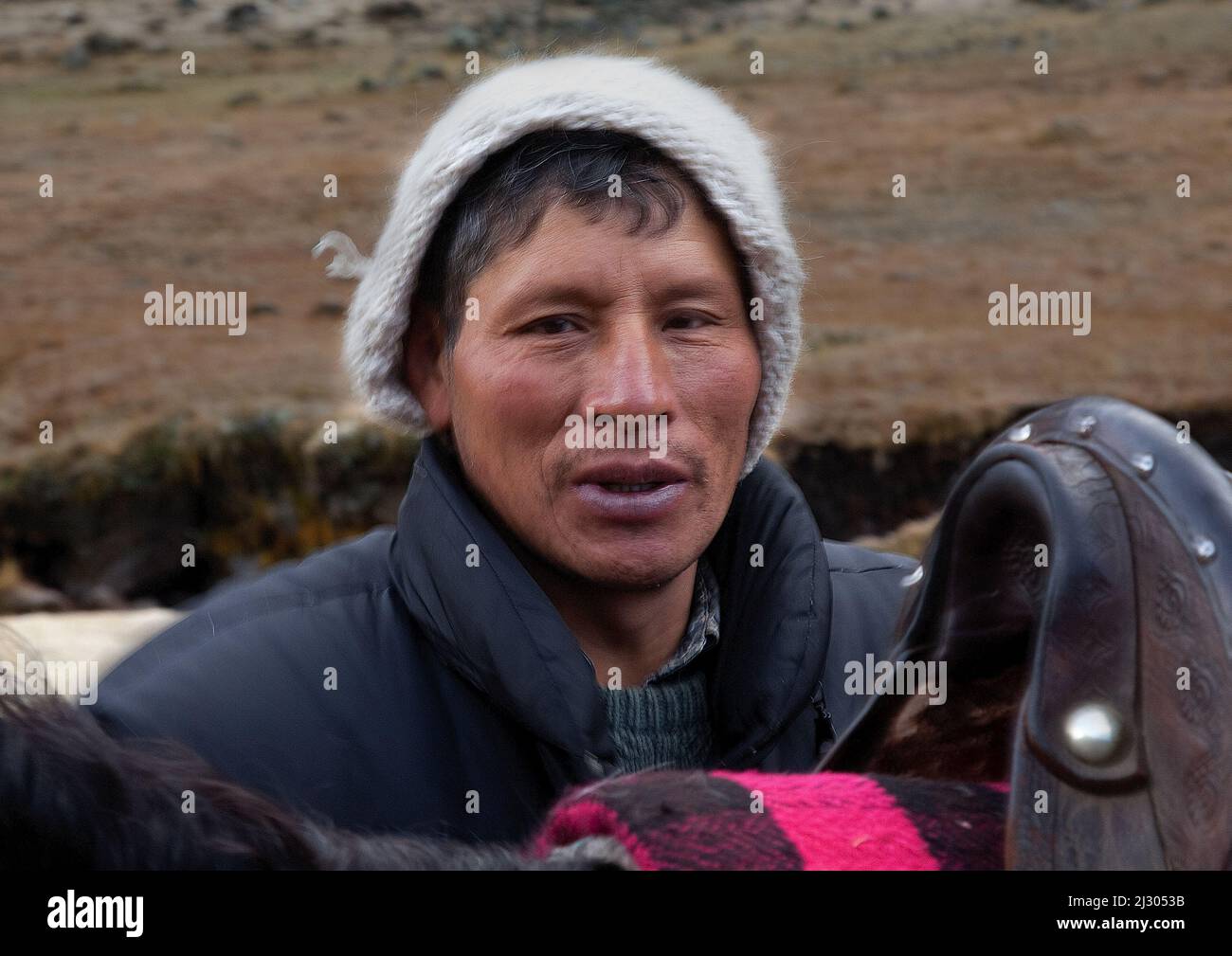 arriero péruvien s'attriste pour le trek de la journée, Cordillera Huayhuash, Pérou Banque D'Images