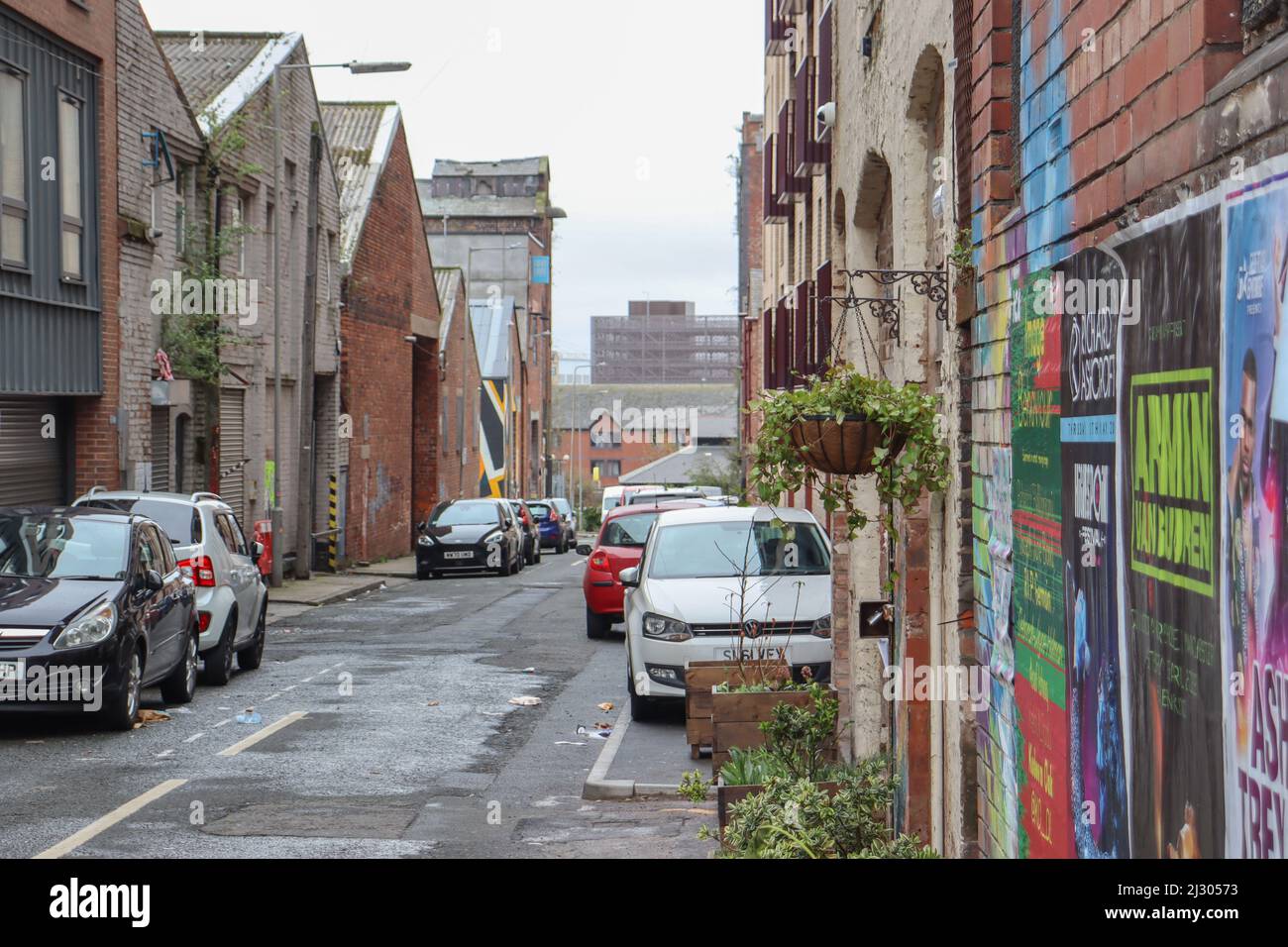 Rue originale avec panier suspendu dans le triangle Baltique de Liverpool Banque D'Images