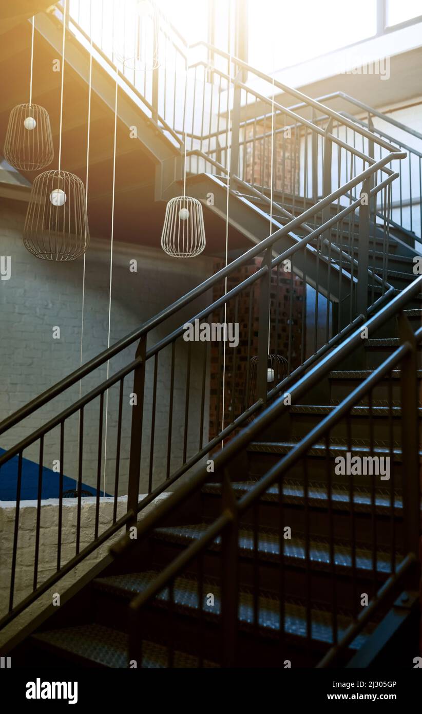 Les escaliers vers le succès. Photo d'un escalier dans un bâtiment ...