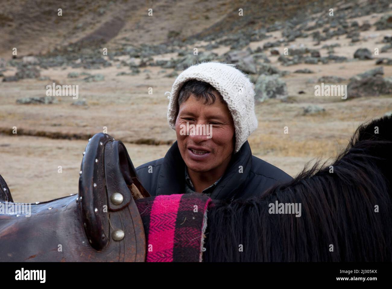 arriero péruvien s'attriste pour le trek de la journée, Cordillera Huayhuash, Pérou Banque D'Images