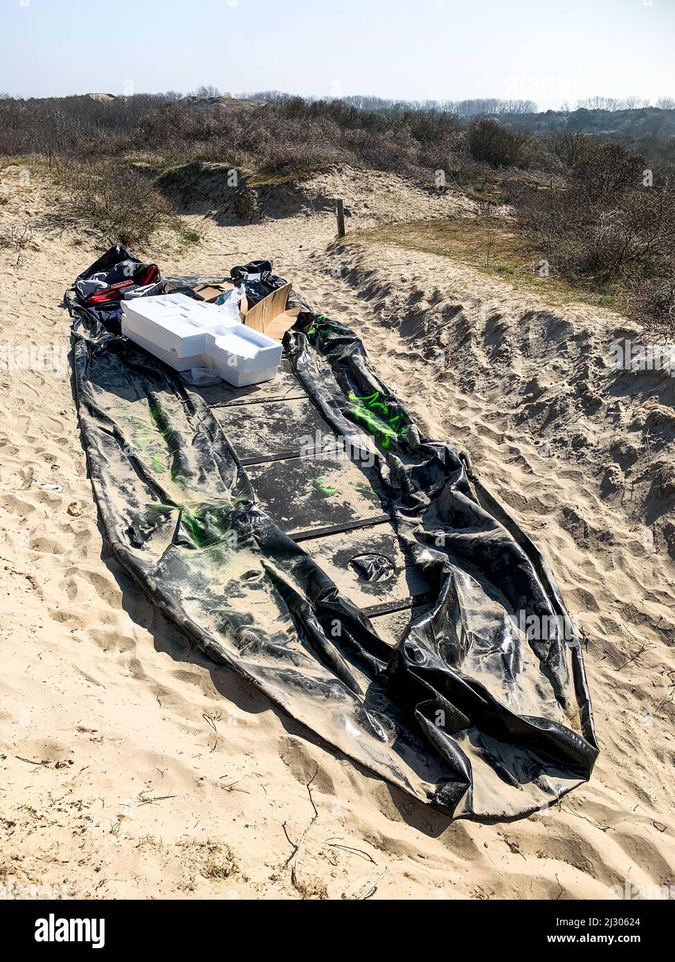 Bateau de migrants, dune de Parrot - dune du Perroquet, Bray-Dune, Nord, hauts-de-France, France Banque D'Images