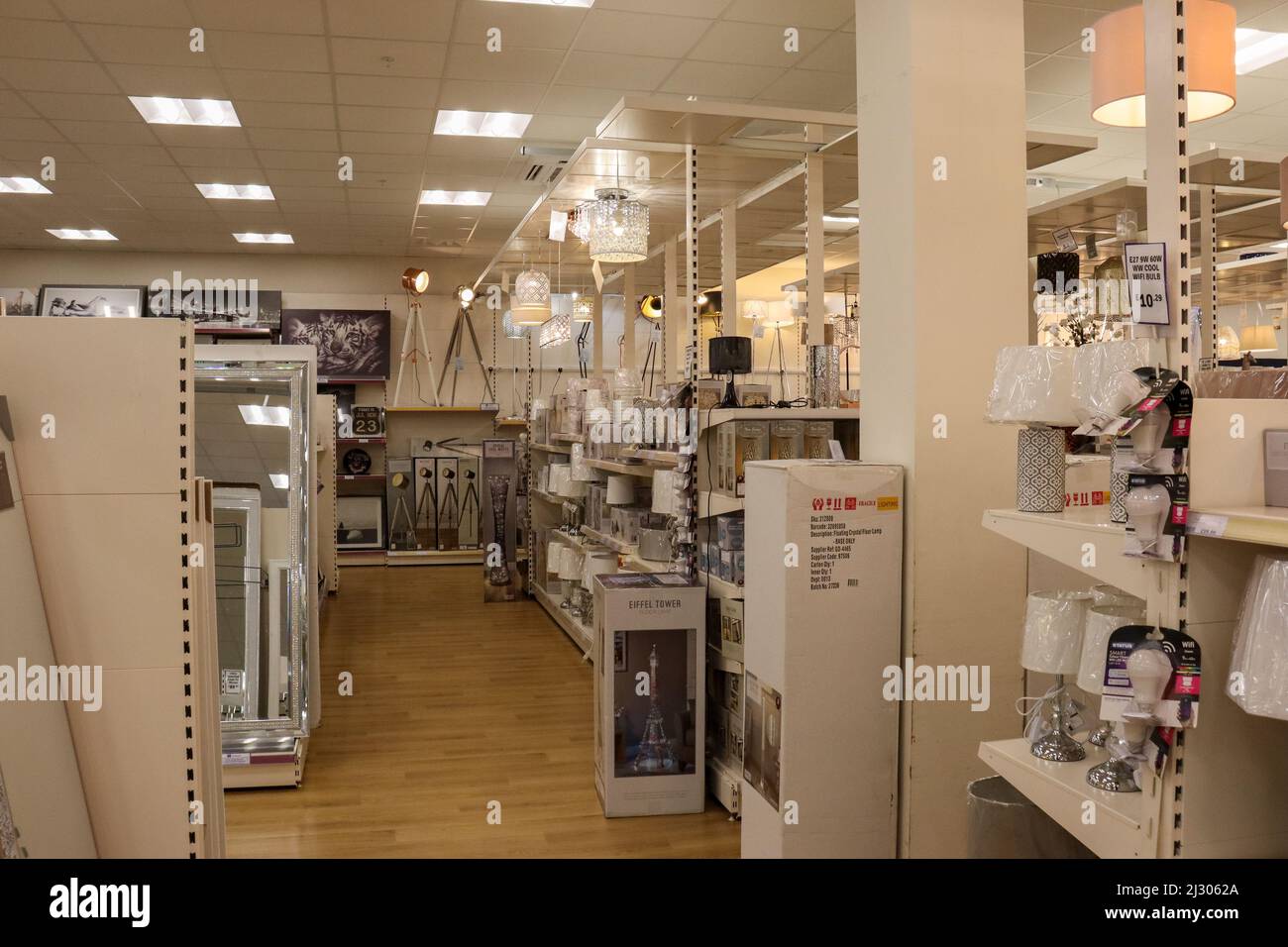 À l'intérieur d'une boutique de produits pour la maison, montrant des étagères avec des lampes, des miroirs et des plafonniers suspendus Banque D'Images
