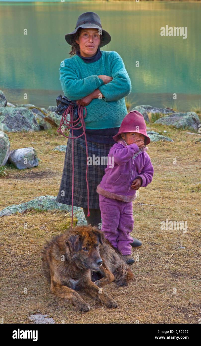 Mère péruvienne et enfant avec chien sur une longueur de corde d'escalade, , Huayhuash Trek,Cordillera Huayhuash, Pérou Banque D'Images