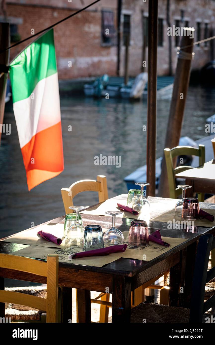 Table d'un restaurant avec le drapeau italien à Cannaregio, Venise, Vénétie, Italie, Europe Banque D'Images