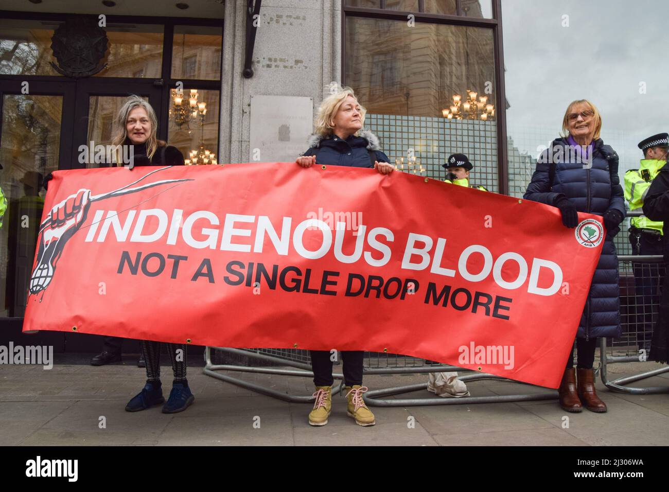 Londres, Royaume-Uni. 4th avril 2022. Les manifestants se sont rassemblés devant l'ambassade du Brésil en solidarité avec les peuples autochtones alors qu'ils entament leur camp de terre libre à Brasilia, et en protestation contre Bolsonaro, l'attaque contre les droits des autochtones, l'exploitation minière sur les terres autochtones et la destruction de la forêt amazonienne. Credit: Vuk Valcic/Alamy Live News Banque D'Images