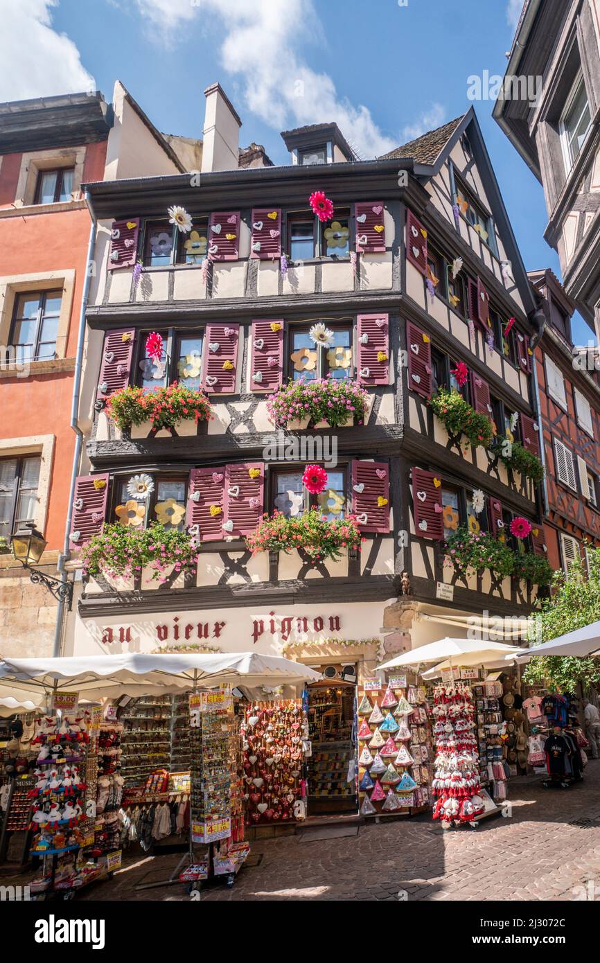 Maisons à colombages de la petite Venise, boutique de souvenirs, Colmar, Alsace, France, Europe Banque D'Images