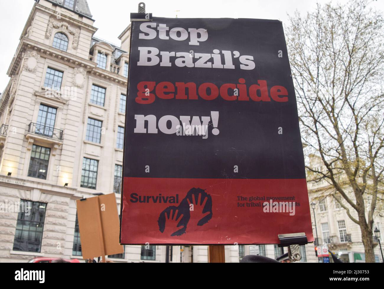 Londres, Royaume-Uni. 4th avril 2022. Les manifestants se sont rassemblés devant l'ambassade du Brésil en solidarité avec les peuples autochtones alors qu'ils entament leur camp de terre libre à Brasilia, et en protestation contre Bolsonaro, l'attaque contre les droits des autochtones, l'exploitation minière sur les terres autochtones et la destruction de la forêt amazonienne. Credit: Vuk Valcic/Alamy Live News Banque D'Images