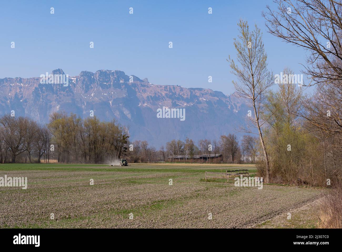 Schaan, Liechtenstein, le 28 mars 2022 vue sur un champ arable avec les alpes en arrière-plan au printemps Banque D'Images