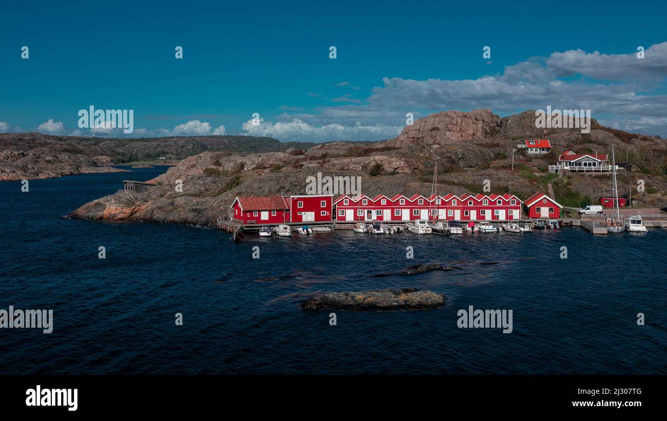 Maisons en bateau rouges sur l'archipel de Tjörn à l'ouest de la Suède Banque D'Images