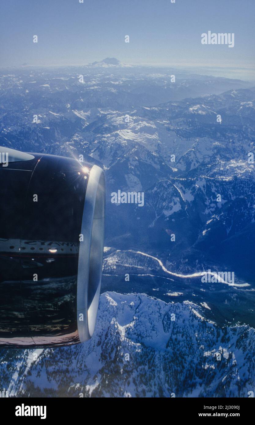 Vue par la fenêtre d'un Boeing 777 sur les montagnes Cascade avec le volcan Mount St. Helens. Banque D'Images