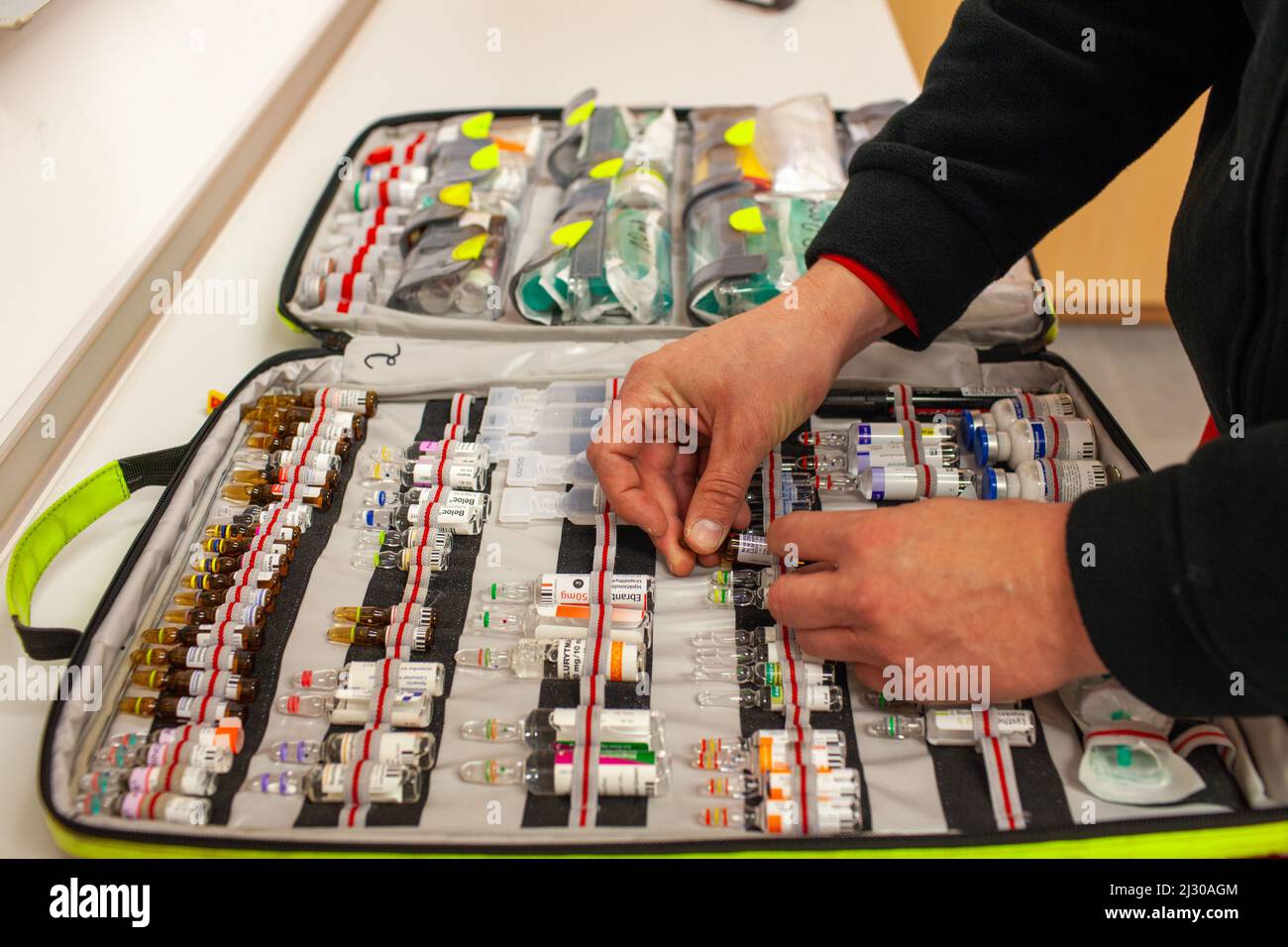 Ambulanciers paramédicaux d'urgence, sac à dos de médicaments, ange jaune, ADAC, sauvetage aérien, Christoph 08, gare de Lünen, quartier de Ruhr, autoroute allemande Banque D'Images