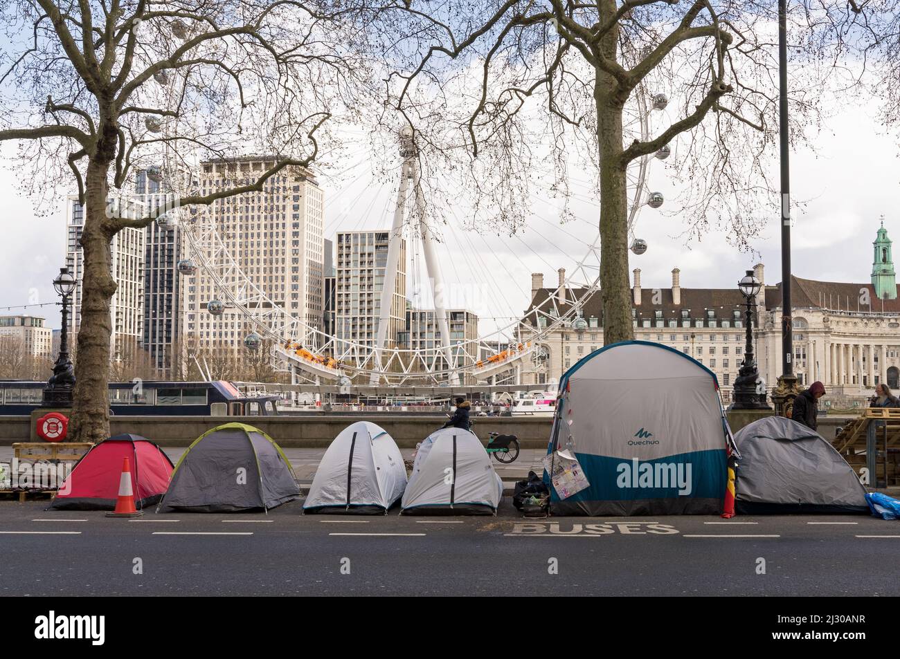 De nombreuses tentes de personnes sans abri sur le côté de la route du remblai de Victoria. Londres - 2nd avril 2022 Banque D'Images