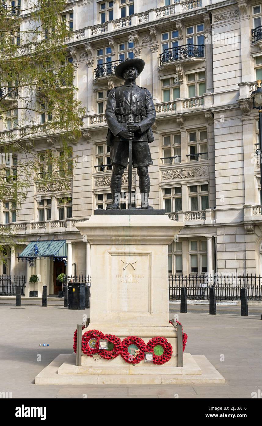 Le Mémorial de la Brigade de Gurkhas sur Horse Guards Avenue. Une statue de soldat de Gurkha tenant une tombola. Londres - 2nd avril 2022 Banque D'Images