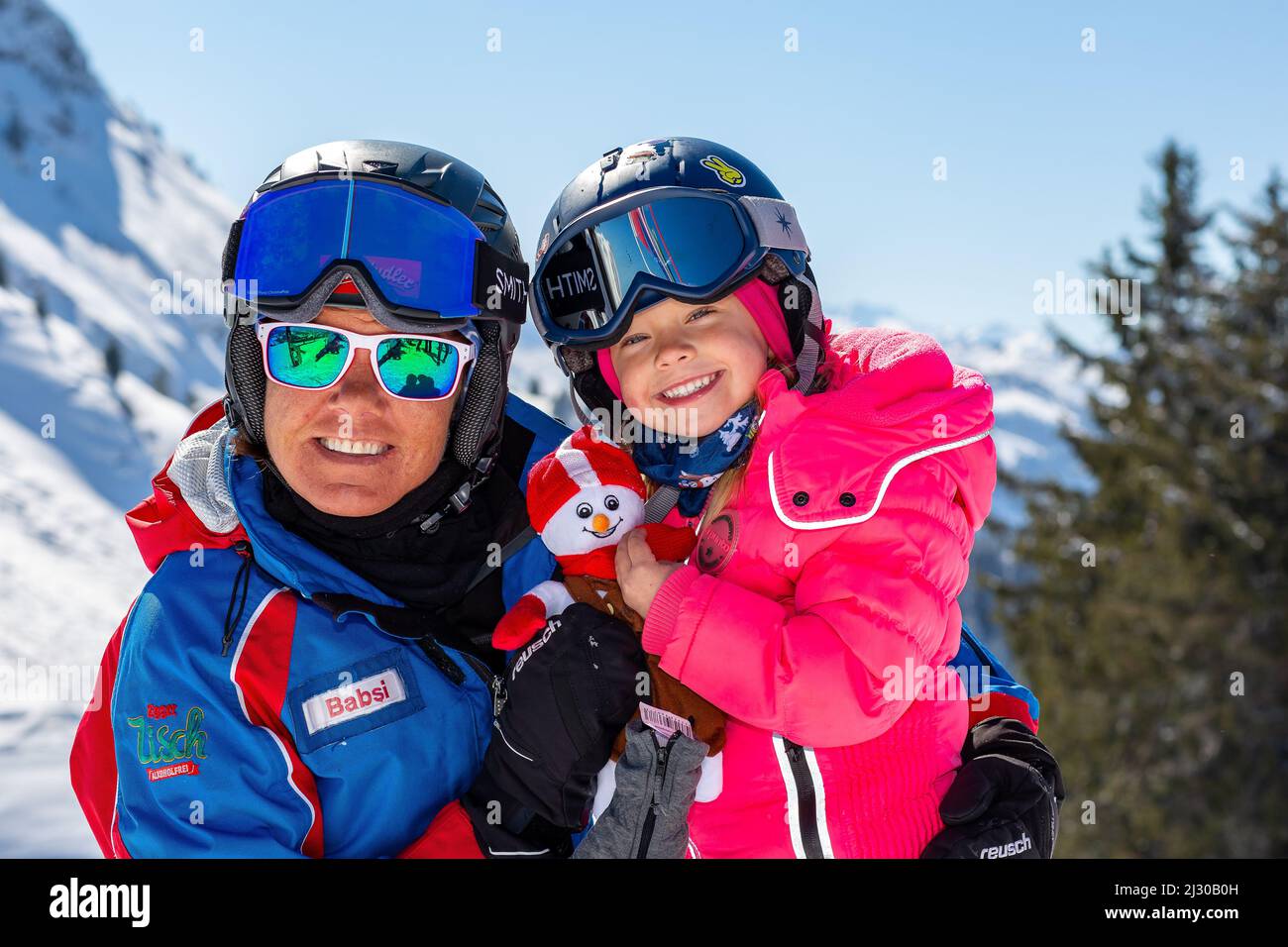 Enfant avec un instructeur de ski à Saint Johann dans le Tyrol, Saint Johann, Tyrol, Autriche Banque D'Images