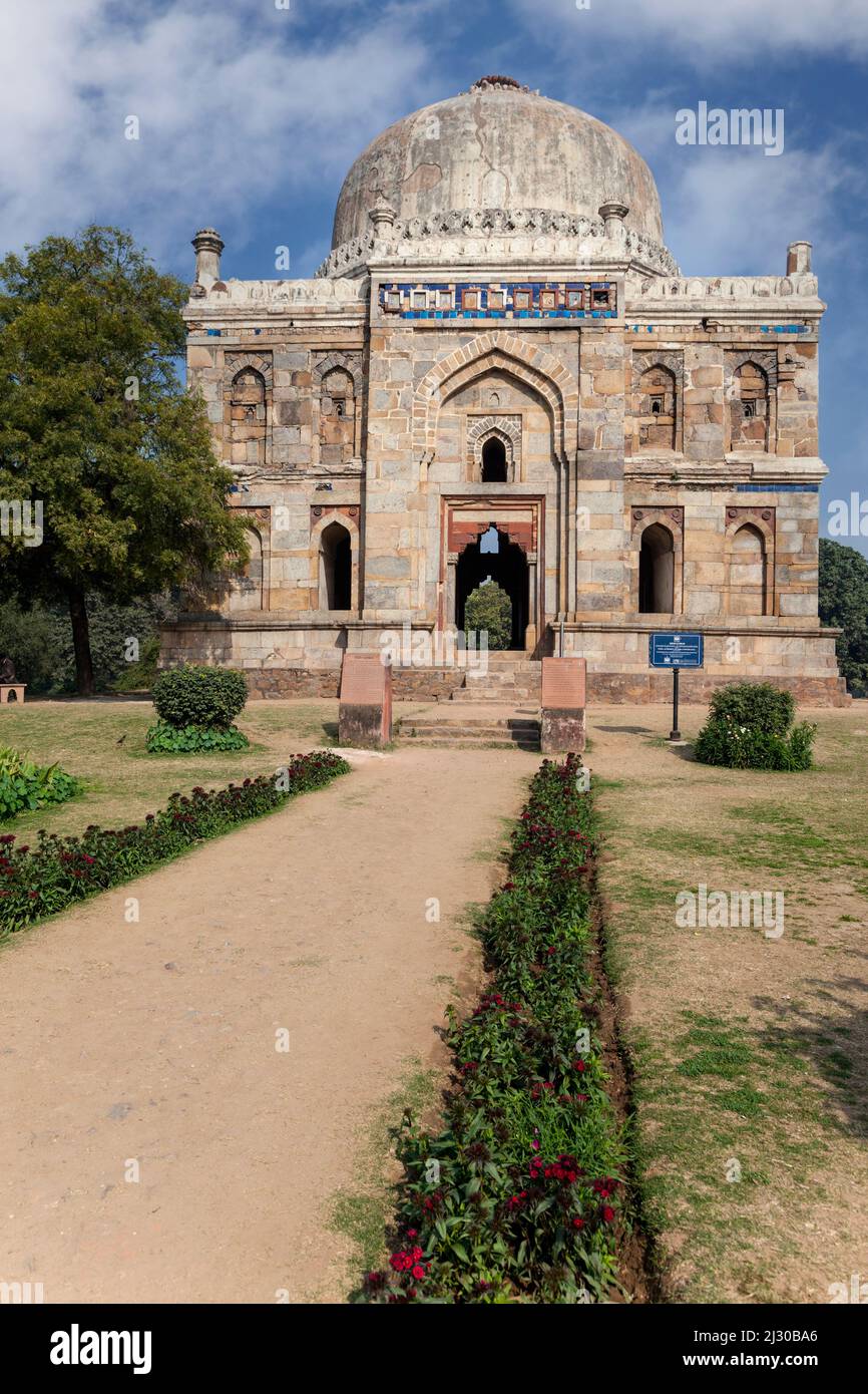 New Delhi, Inde. Jardins Lodi. Sheesh Gumbad (dôme vitré), avec des vestiges de carreaux bleus. Fin 15th. Siècle. Banque D'Images
