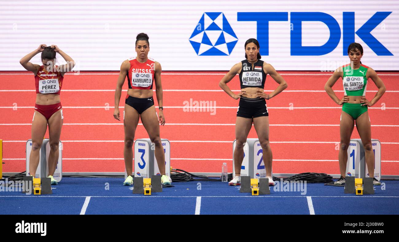 Maria Isabel Perez, Mujinga Kambundji, Bassant Hemida et Rosalina Santos se disputant les 60m femmes en compétition le premier jour du World Athletics Indoor Banque D'Images