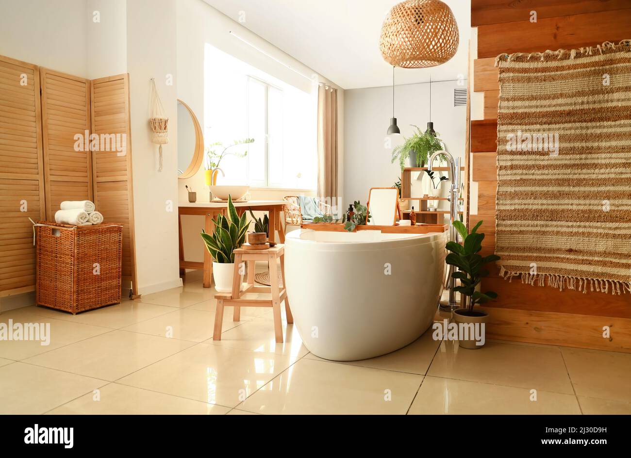 Intérieur de la salle de bains moderne avec baignoire, escabeau et plantes  de maison Photo Stock - Alamy