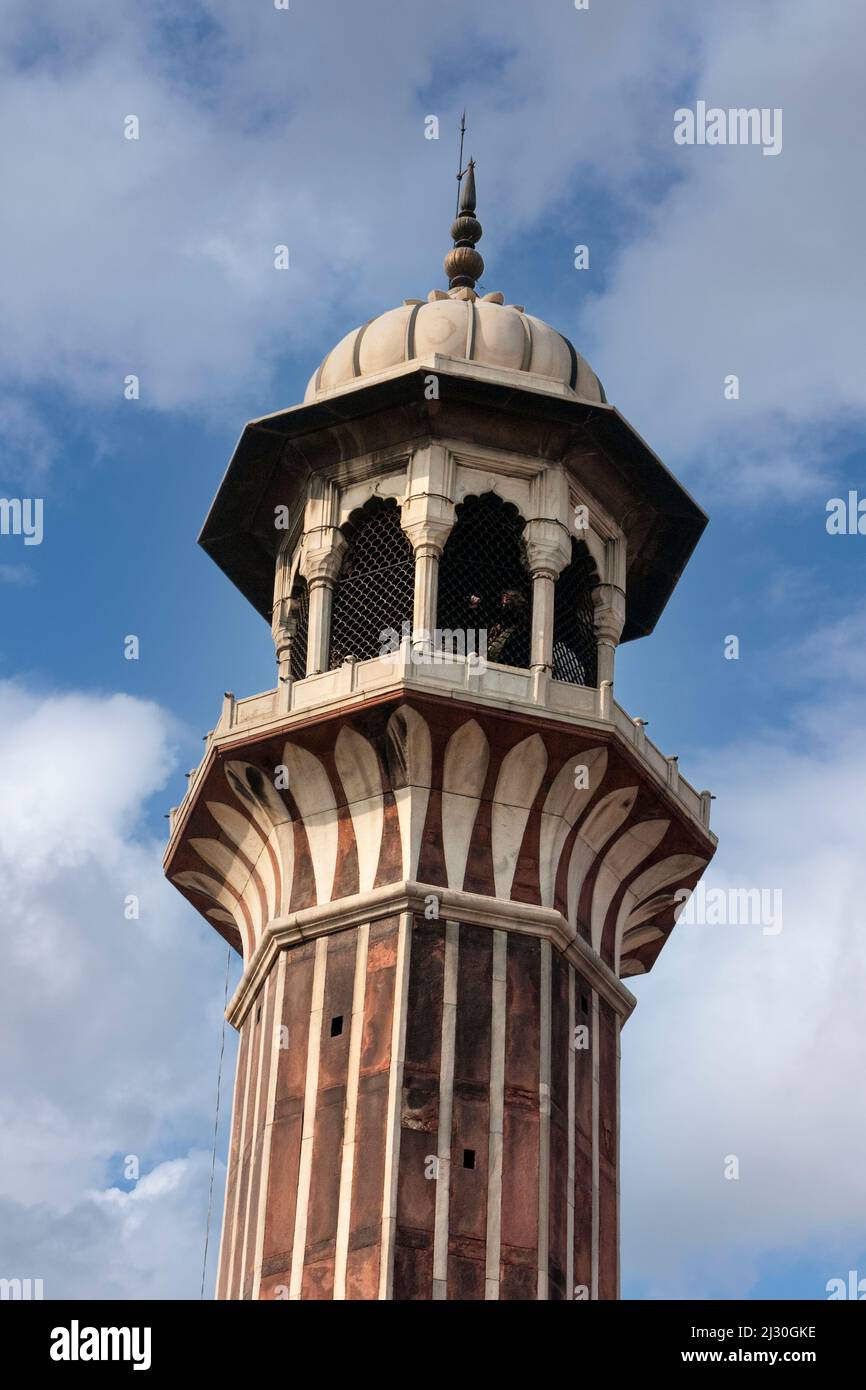 New Delhi, Inde. Minaret de la Jama Masjid (Mosquée du vendredi). Banque D'Images