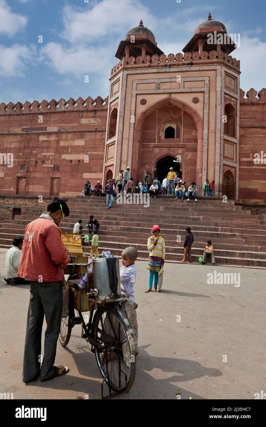 Fatehpur Sikri, Uttar Pradesh, Inde. Vendeur de boissons devant le Shahi Darwaza, porte de l'est dans le complexe de la mosquée Jama Masjid ou Dargah. Banque D'Images
