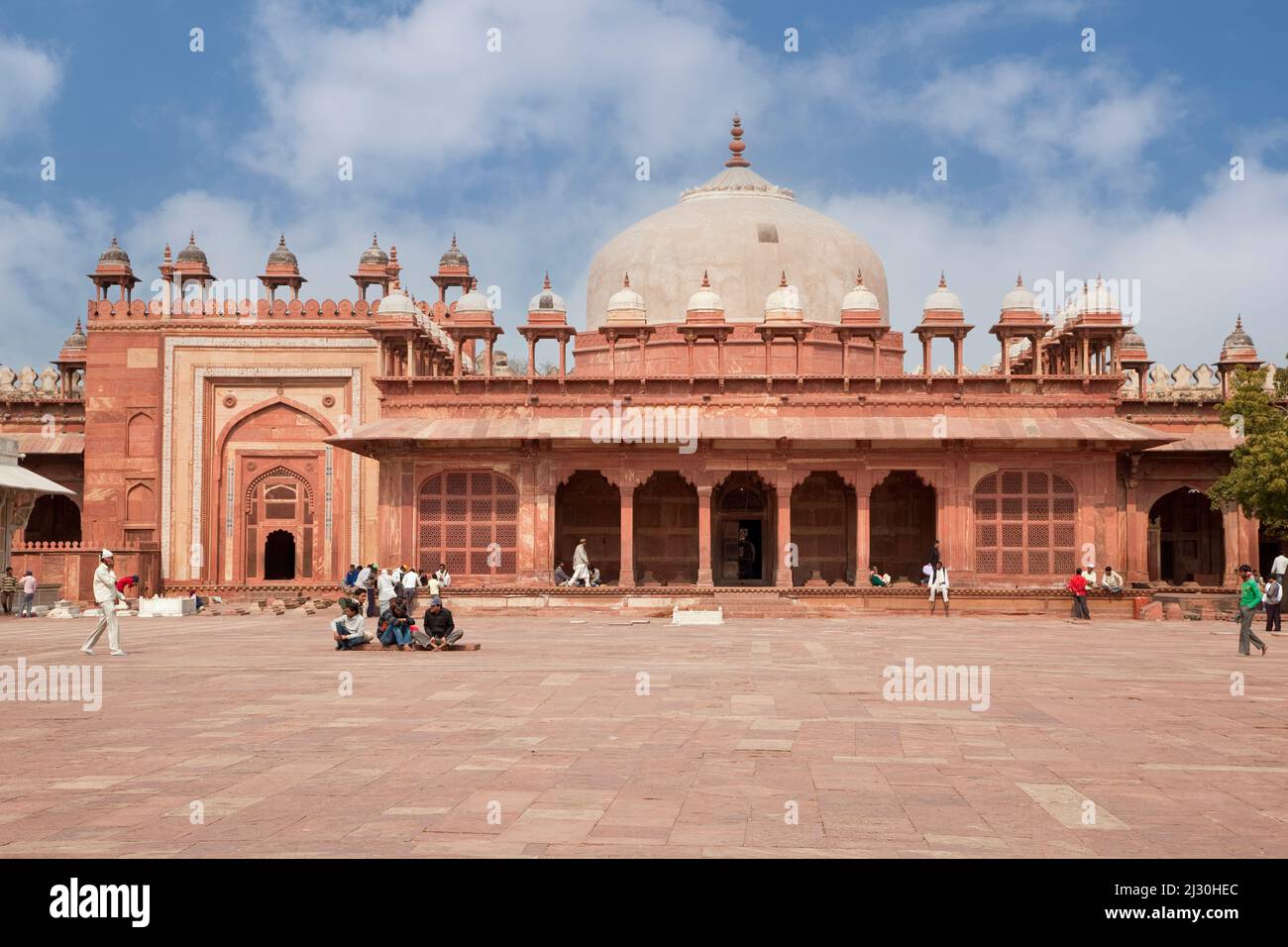 Fatehpur Sikri, Uttar Pradesh, Inde. Tombe de l'Islam Khan, à l'intérieur du complexe de la Jama Masjid (mosquée Dargah). Chhatris ligne de toit. Banque D'Images