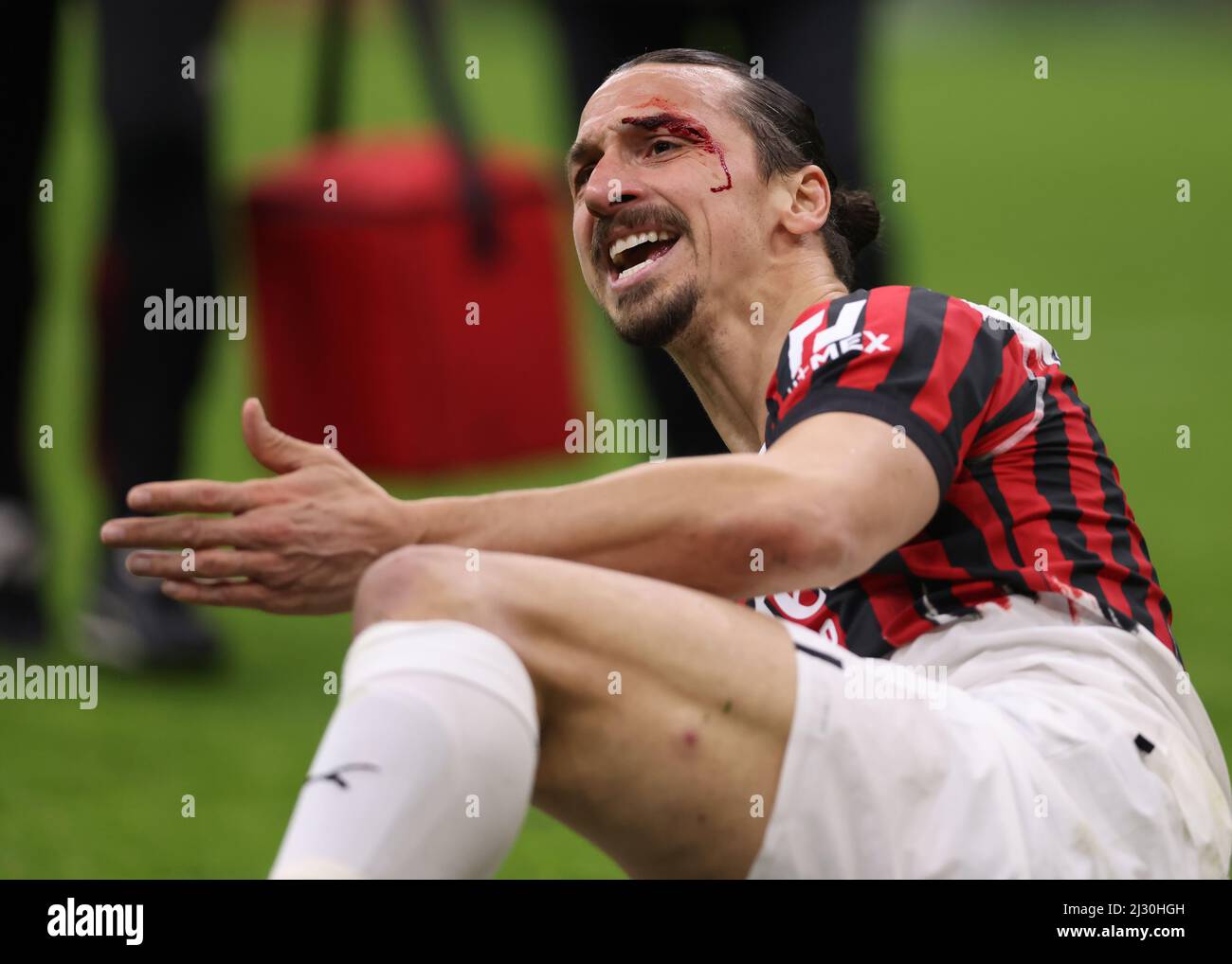 Milan, Italie, 4th avril 2022. Zlatan Ibrahimovic de l'AC Milan réagit  comme le sang passe d'une blessure à son sourcil soutenu lors d'un clash de  têtes avec Gary Medel du FC de