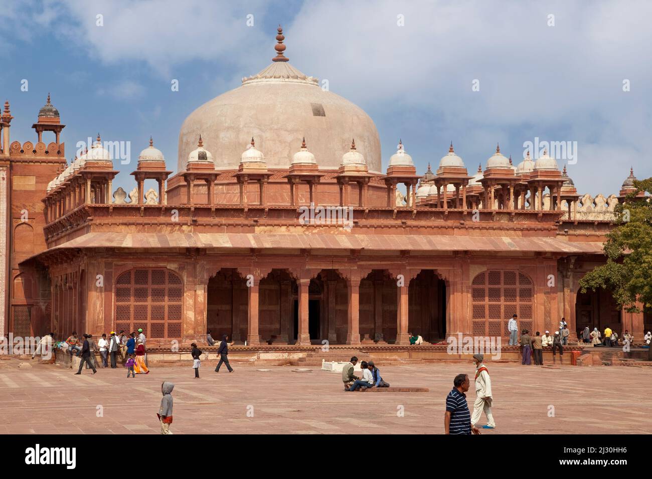 Fatehpur Sikri, Uttar Pradesh, Inde. Tombe de l'Islam Khan, à l'intérieur du complexe de la Jama Masjid (mosquée Dargah). Chhatris ligne de toit. Banque D'Images