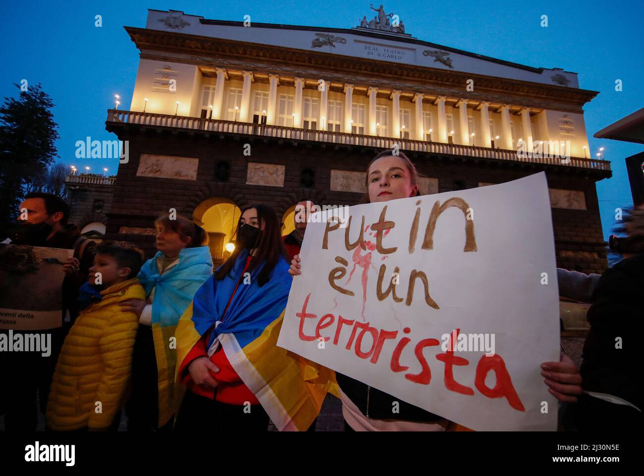 Naples, Italie. 04th avril 2022. Les manifestants protestent contre l'invasion russe en Ukraine et la guerre à l'extérieur du théâtre San Carlo de Naples, à l'occasion du gala de collecte de fonds « #StandWithUkraine - Ballet for Peace », avec les premiers danseurs des plus prestigieuses scènes du monde : Olga Smirnova, l'une des plus grandes stars de danse, qui a quitté le Bolchoï de Moscou après avoir dénoncé l'invasion de l'Ukraine, et Anastasia Gurskaya, danseuse principale de l'Opéra de Kiev, se présentera. Crédit : Agence photo indépendante/Alamy Live News Banque D'Images