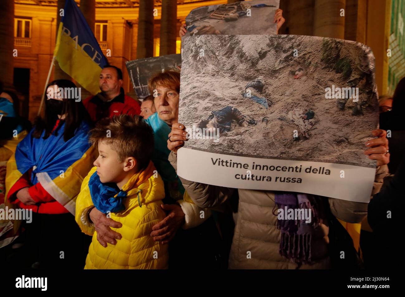 Naples, Italie. 04th avril 2022. Les manifestants protestent contre l'invasion russe en Ukraine et la guerre à l'extérieur du théâtre San Carlo de Naples, à l'occasion du gala de collecte de fonds « #StandWithUkraine - Ballet for Peace », avec les premiers danseurs des plus prestigieuses scènes du monde : Olga Smirnova, l'une des plus grandes stars de danse, qui a quitté le Bolchoï de Moscou après avoir dénoncé l'invasion de l'Ukraine, et Anastasia Gurskaya, danseuse principale de l'Opéra de Kiev, se présentera. Crédit : Agence photo indépendante/Alamy Live News Banque D'Images