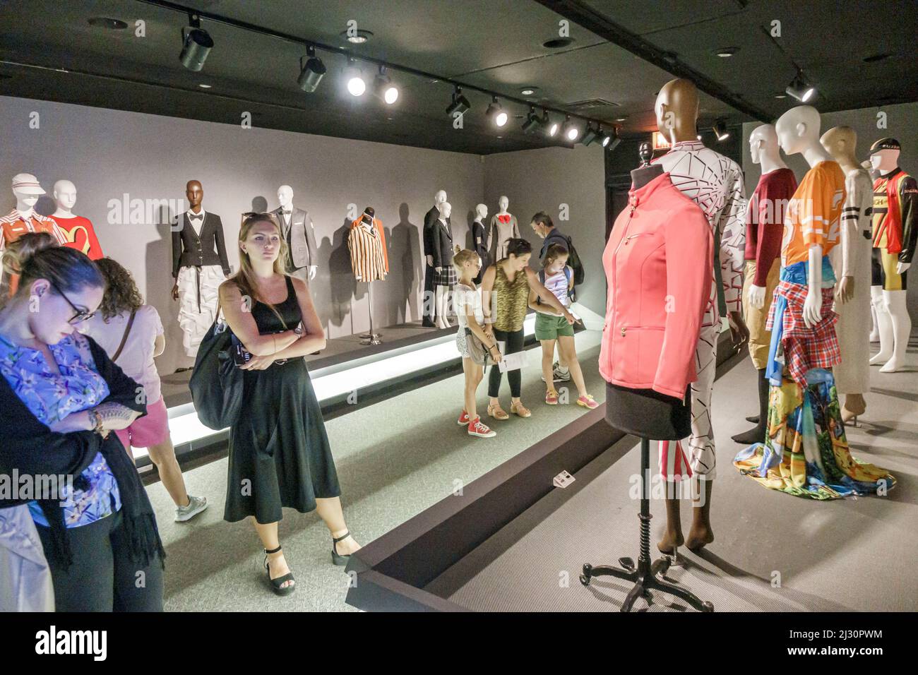 New York, NYC Manhattan Museum at FIT, Fashion & textile History Gallery, uniformité, collection d'expositions uniformes vêtements, visiteurs mannequins Banque D'Images