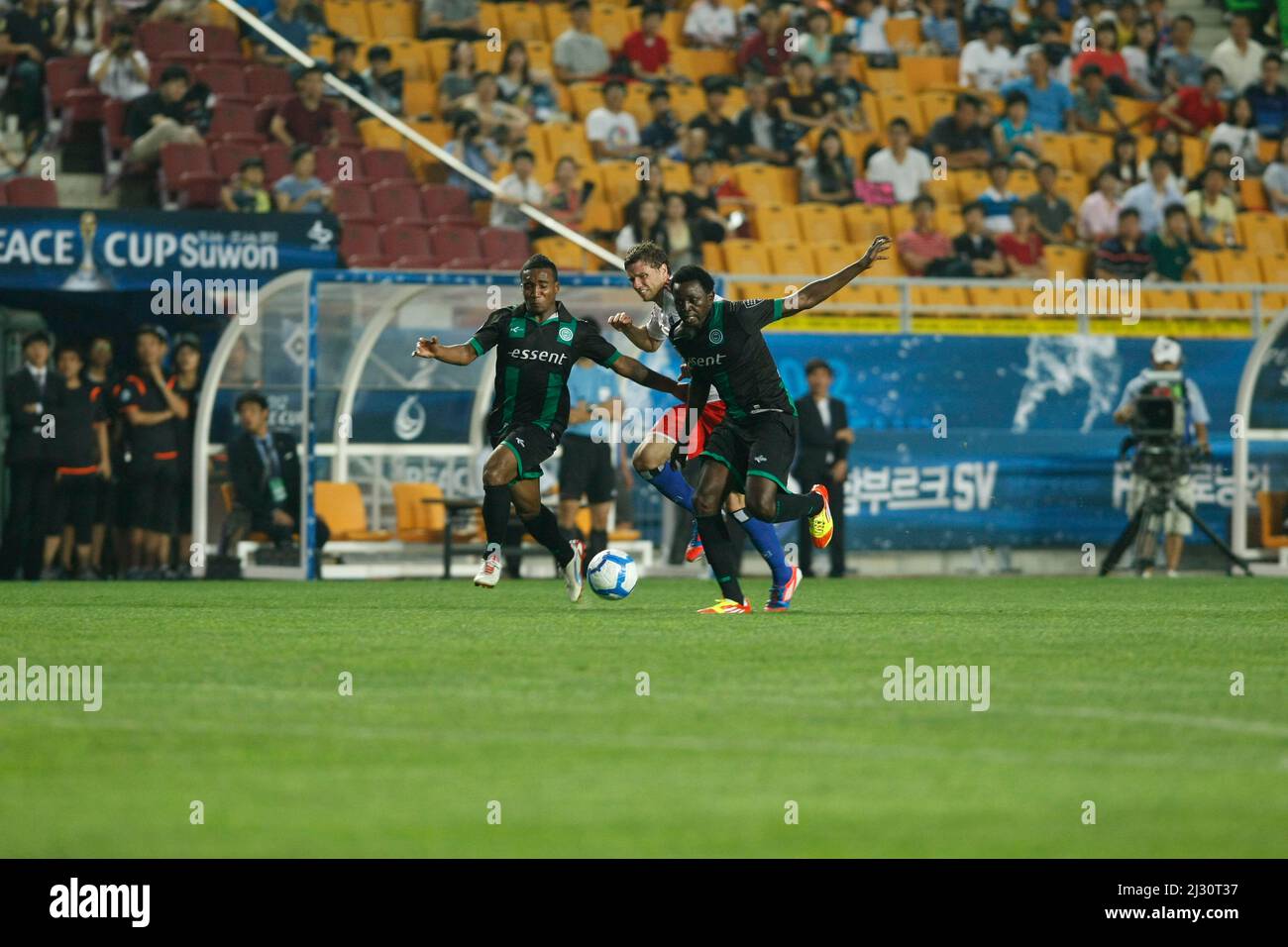 20 juillet 2012 - Corée du Sud, Suwon : Hamburger SV d'Allemagne et FC Groningen des pays-Bas, les joueurs concourent au ballon pendant la coupe de la paix Suwon. Hamburger SV a remporté le match 2-1. Banque D'Images