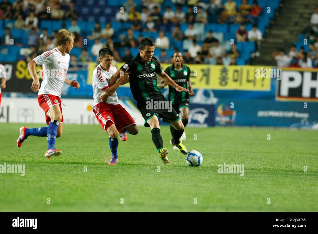 20 juillet 2012 - Corée du Sud, Suwon : Hamburger SV d'Allemagne et FC Groningen des pays-Bas, les joueurs concourent au ballon pendant la coupe de la paix Suwon. Hamburger SV a remporté le match 2-1. Banque D'Images