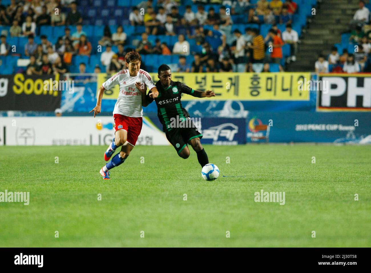 20 juillet 2012 - Corée du Sud, Suwon : Hamburger SV d'Allemagne et FC Groningen des pays-Bas, les joueurs concourent au ballon pendant la coupe de la paix Suwon. Hamburger SV a remporté le match 2-1. Banque D'Images