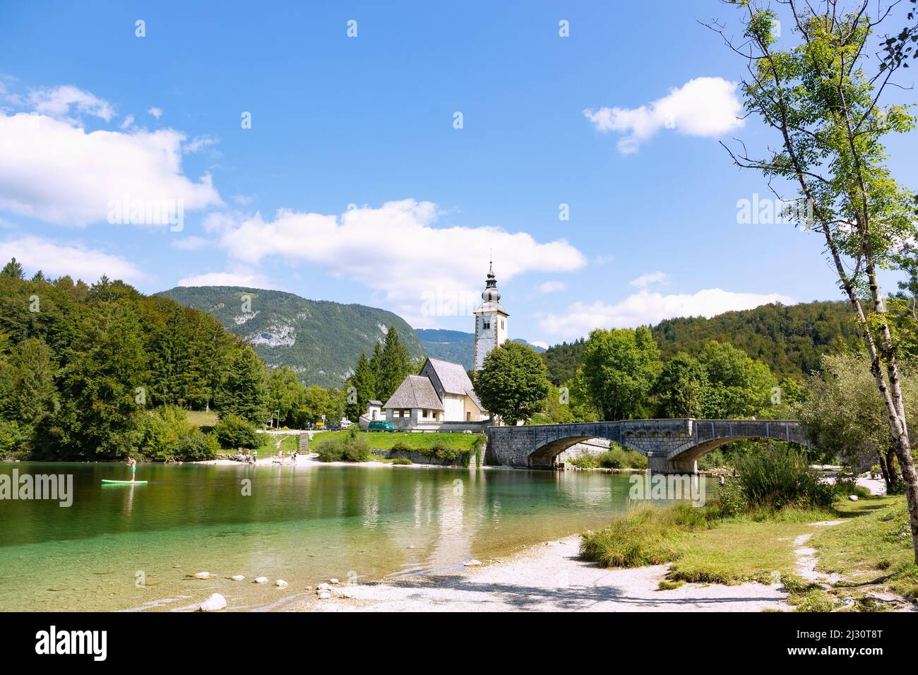 Ribcev Laz; pont en pierre; église de Janez Krstnik; lac de Bohinj; Bohinjsko Jezero Banque D'Images