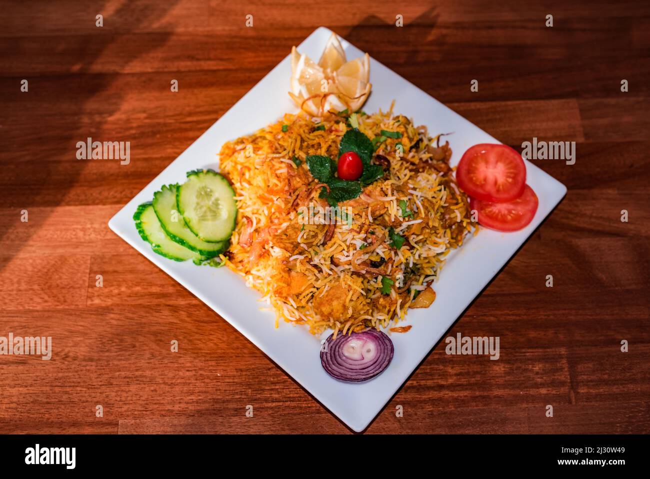 Biryani est un plat de riz mixte originaire des musulmans du sous-continent indien. Il est fait avec des épices indiennes, du riz. Banque D'Images