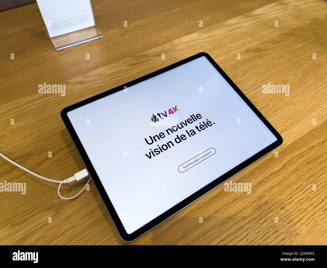Paris, France - 18 mars 2022: Publicité pour la nouvelle Apple TV 4K sur le grand ipad pro tablette avec slogan une nouvelle vision tv Banque D'Images