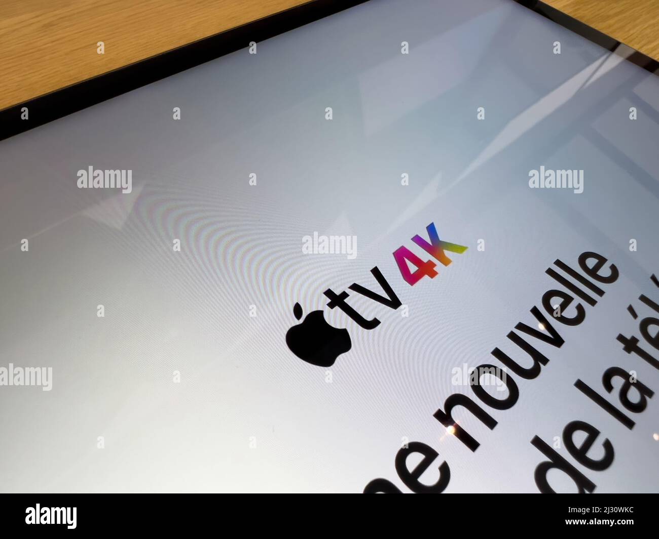Paris, France - 18 mars 2022 : gros plan publicitaire pour la nouvelle Apple TV 4K sur la grande tablette pro iPad avec slogan une nouvelle vision tv Banque D'Images
