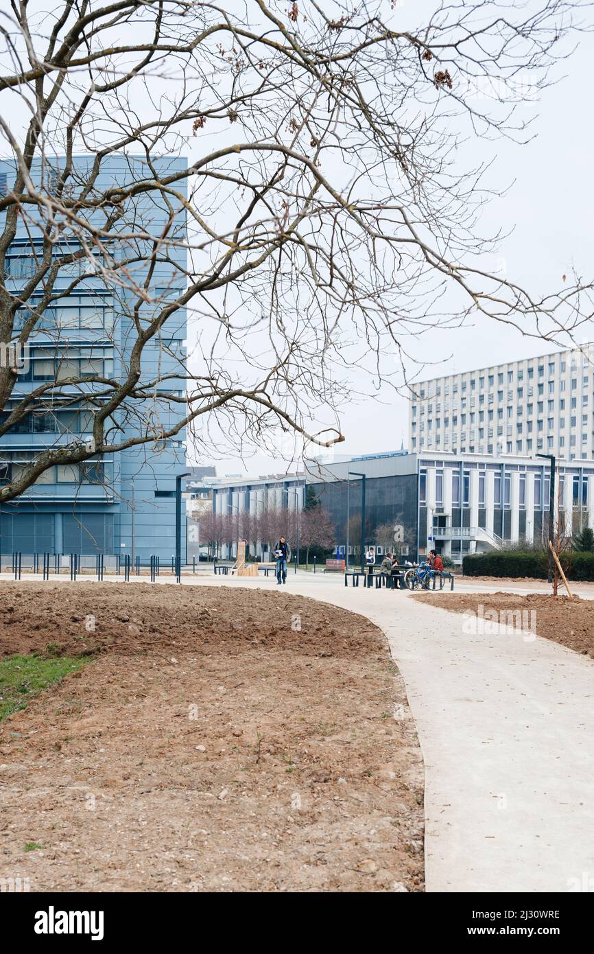 Strasbourg, France - 21 mars 2015 : partie du bâtiment d'époque sur le campus de l'Université de Strasbourg avec peu d'étudiants en arrière-plan en mangeant à pied Banque D'Images