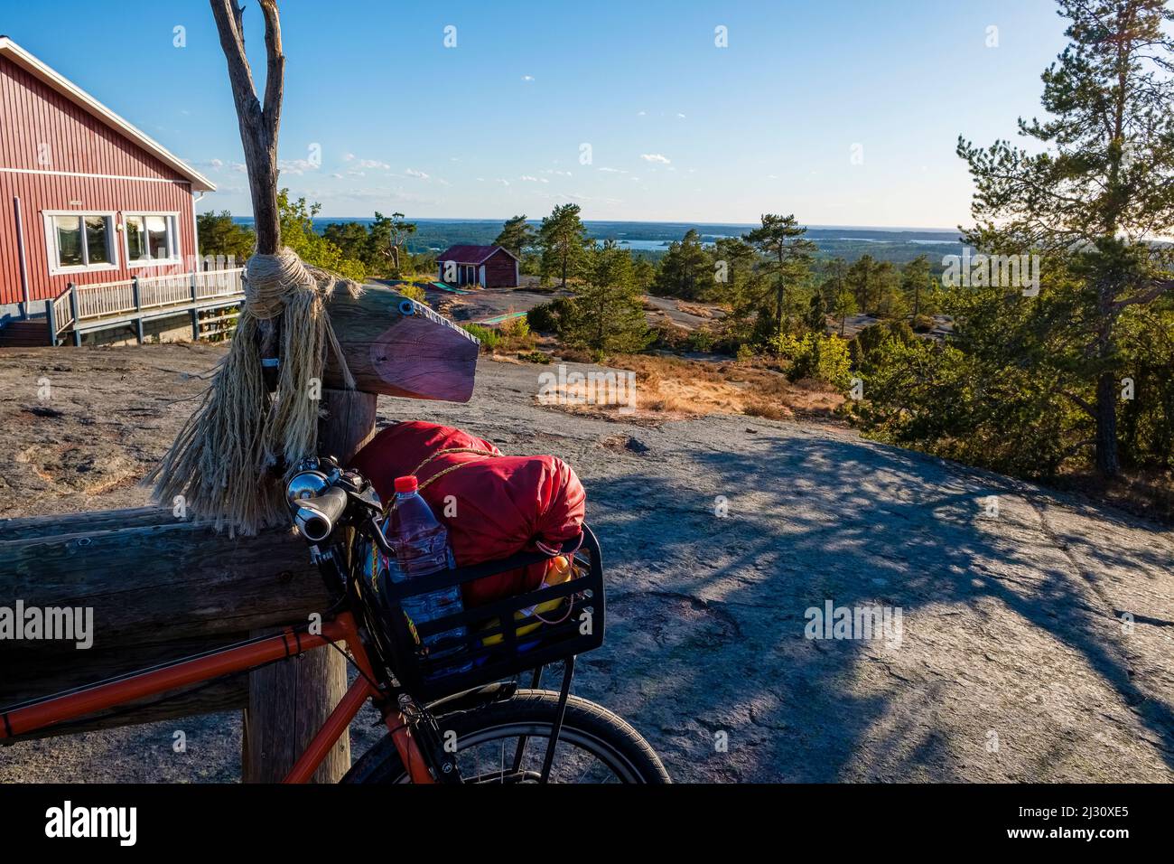 Geta: Point de vue, ancienne maison en bois avec vélo et valises, Ahland, Finlande Banque D'Images