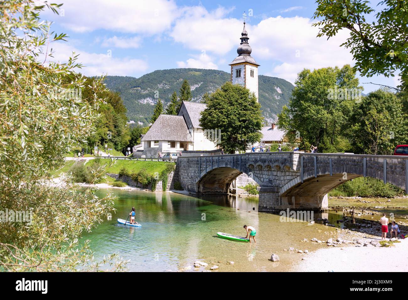 Ribcev Laz; pont en pierre; église de Janez Krstnik; lac de Bohinj; Bohinjsko Jezero Banque D'Images