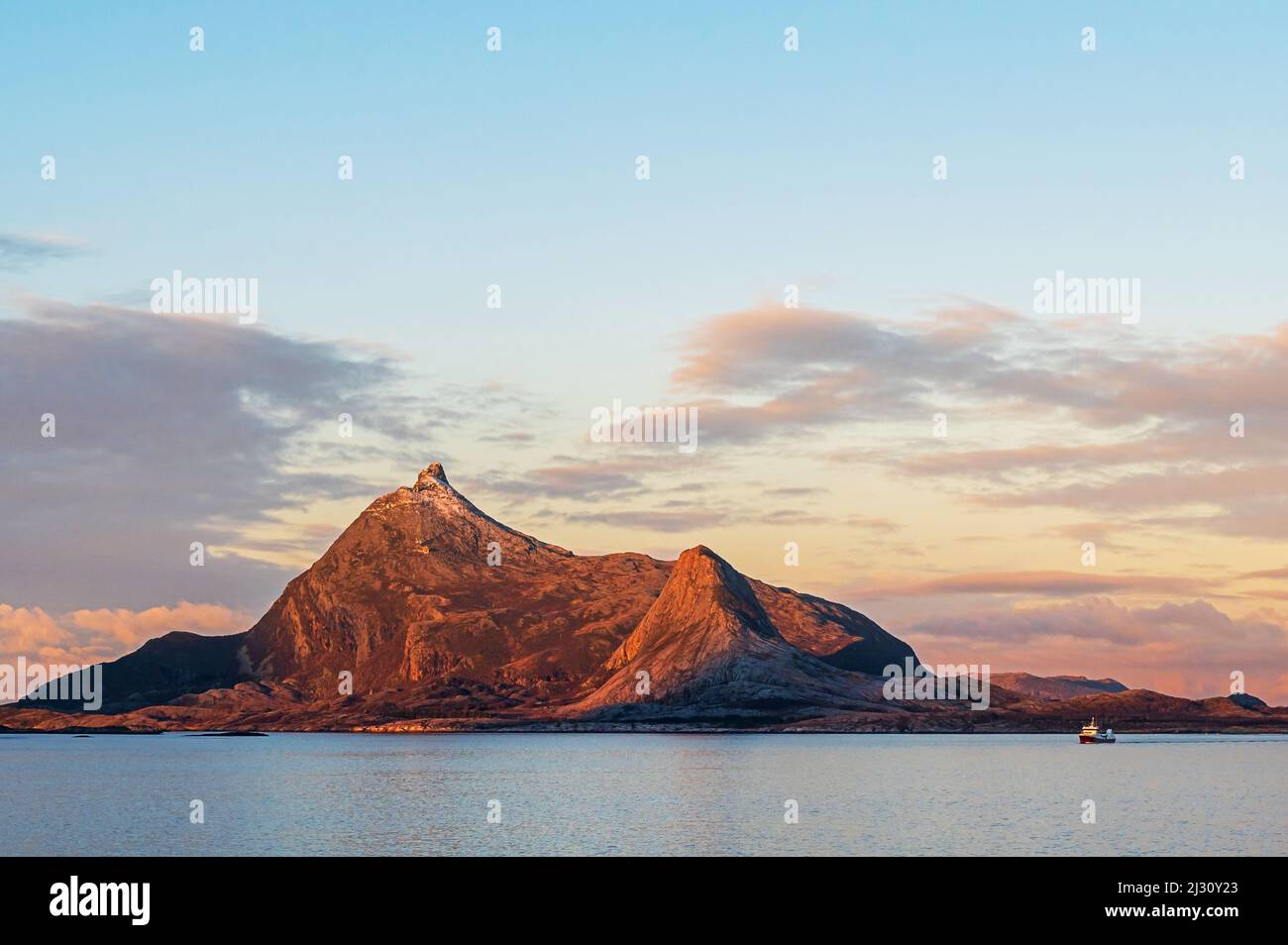 Chaînes de montagnes au cercle arctique le matin, Nordland, Norvège, Europe Banque D'Images