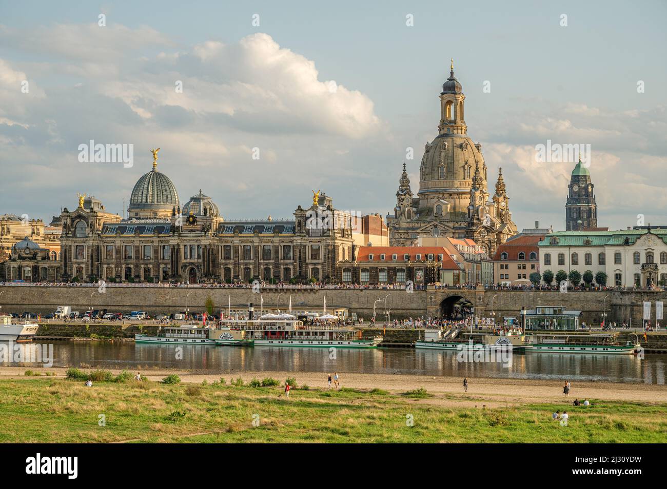 Horizon de la vieille ville de Dresde&#39;vu de la banque Neustatter Elbe, Saxe, Allemagne Banque D'Images