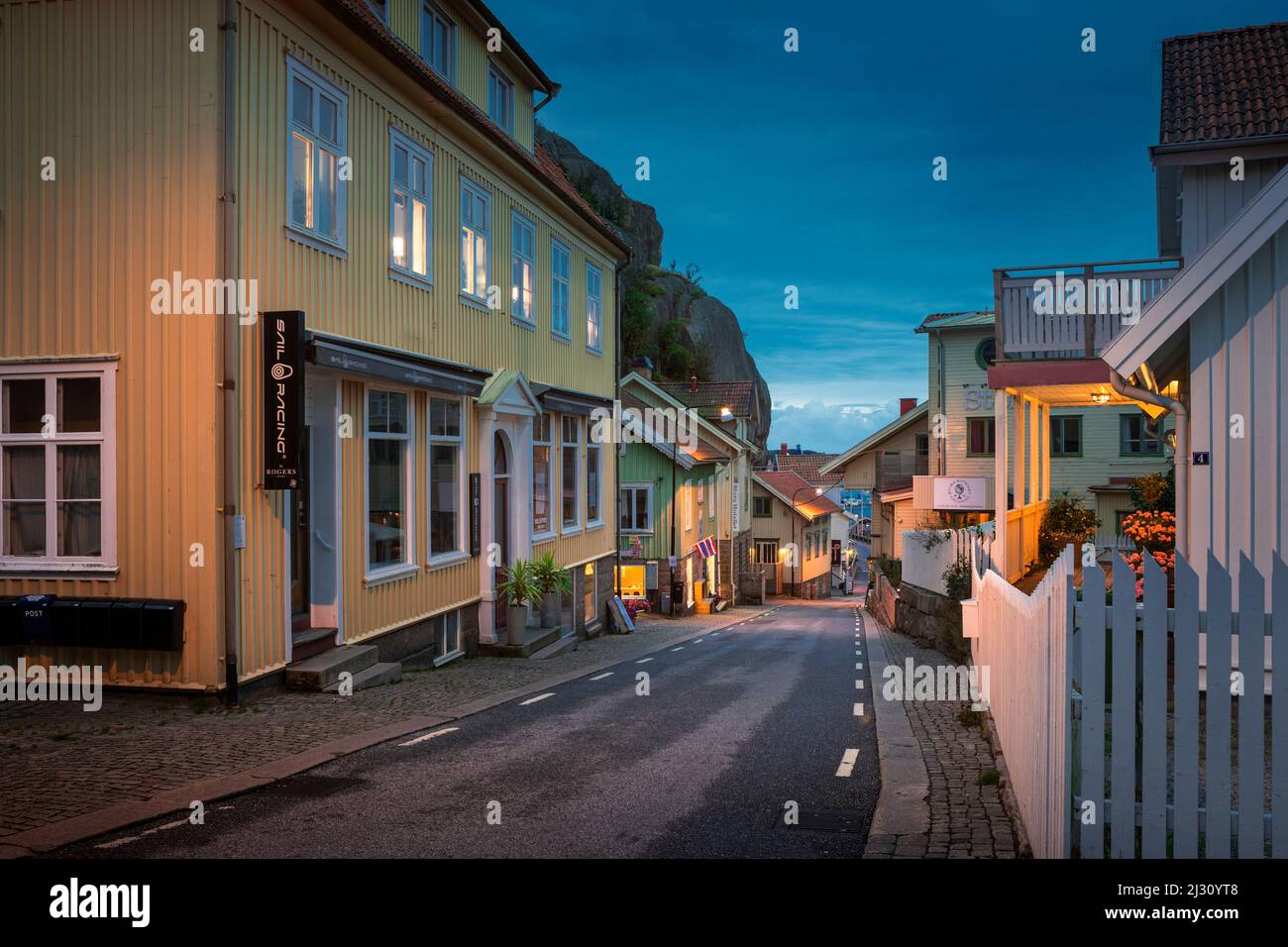 Strasse im Dorf Fjällbacka BEI Nacht, an der Westküste in Schweden Banque D'Images