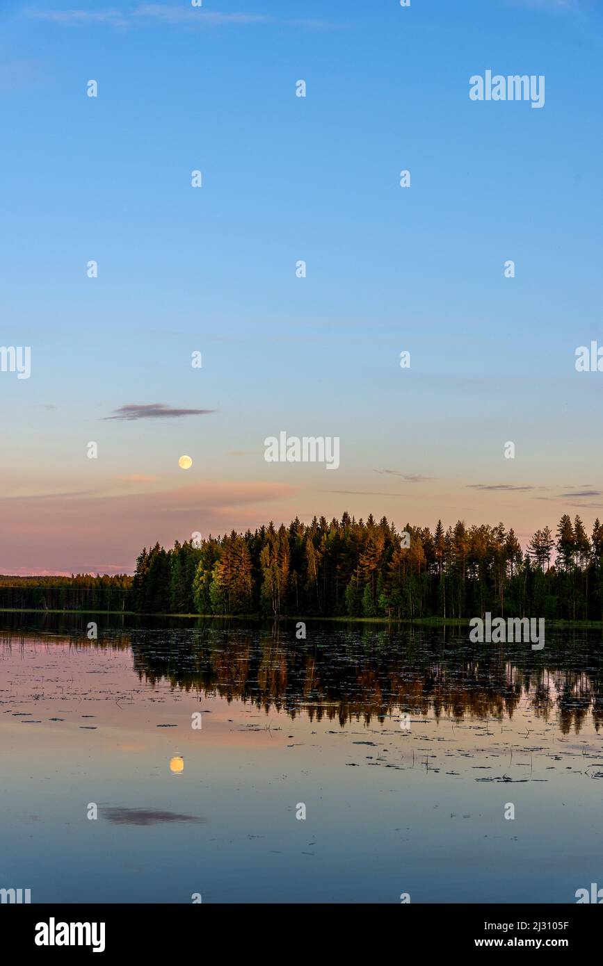 Paysage avec une pleine lune sur le Lake District, Finlande Banque D'Images