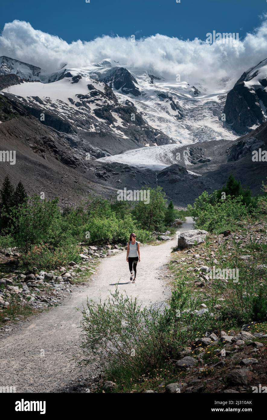 Femme randonnée sur le glacier Morteratsch dans l'Engadine dans les Alpes suisses en été Banque D'Images