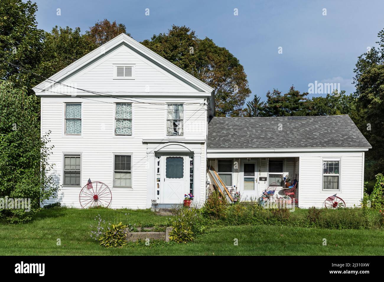 WILLIAMSTOWN, États-Unis - SEP 21, 2017 : petite ferme typique en bois de style victorien à Bennington, Vermont, États-Unis. Les gens décorent la maison avec l'étoile Banque D'Images