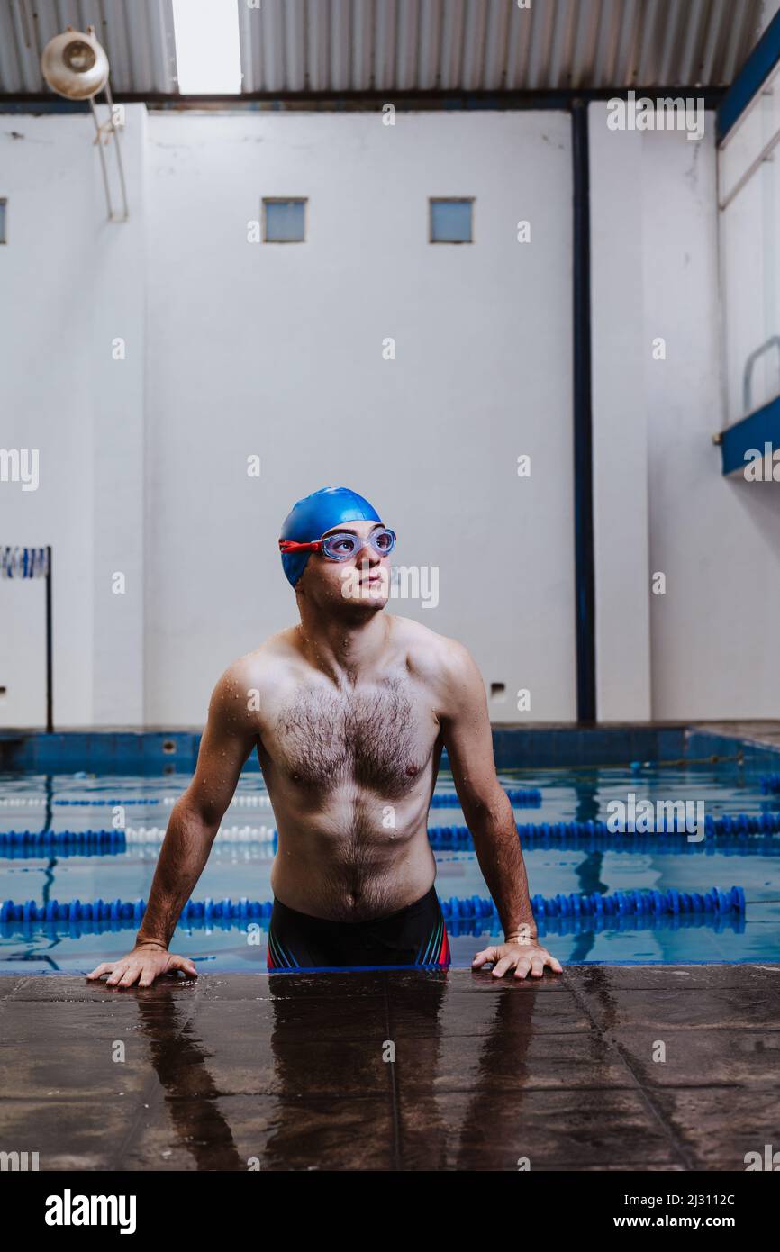 jeune homme hispanique athlète nageur vêtu d'une casquette lors d'un entraînement de natation à la piscine au Mexique Amérique latine Banque D'Images