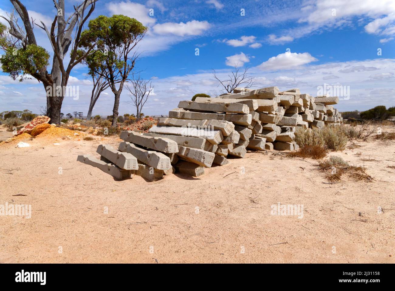 Vieilles traverses de chemin de fer en béton déversées dans le paysage, Australie occidentale Banque D'Images